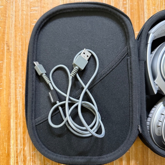 ❌SOLD❌ Bose QuietComfort 35 II Noise Cancelling Bluetooth Headphones – Silver - Picture 8 of 9